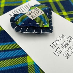 Knuffel van pappa en mamma Pocket Hug Card | Student met heimwee | Familieknuffel | College zorgpakket | Cadeau voor dochter | Cadeau voor zoon