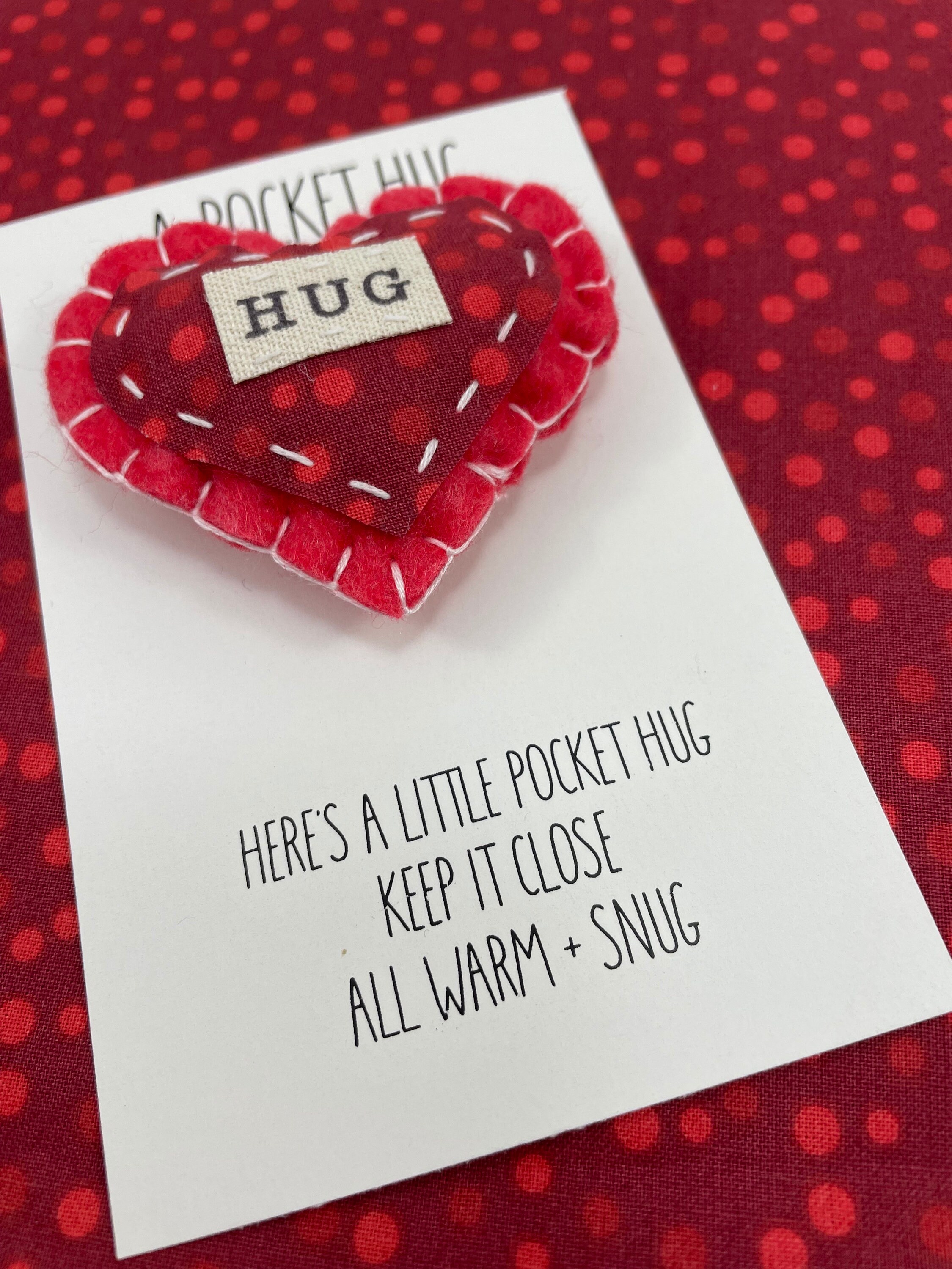 Pocket Hug Geschenk – Kleines Holzherz Mit Karte Für Ermutigung & Liebe Grüße (Fernbeziehung, Freundschaft)