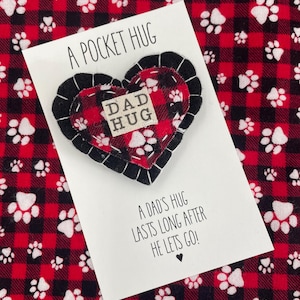 Abrazo de bolsillo para papá: recuerdo de fieltro hecho a mano en forma de corazón