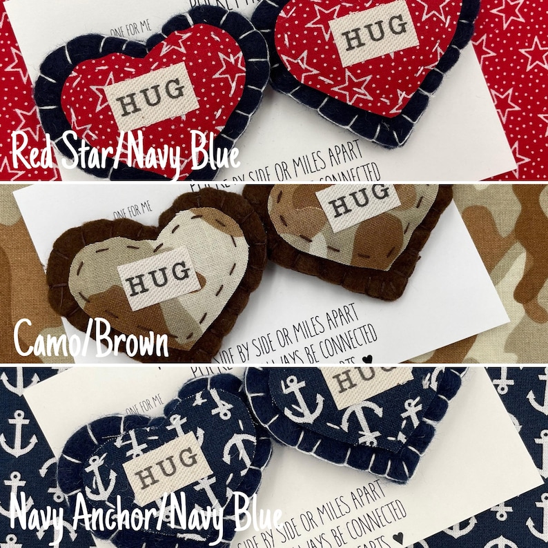 Pu&ograve; includere: Due ornamenti a forma di cuore in feltro con la scritta "HUG" su di essi. I cuori sono decorati con stelle rosse e tessuto blu navy. Il testo "Red Star/Navy Blue" &egrave; anche visibile nell'immagine.