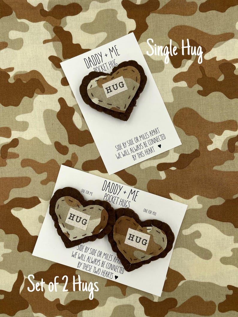 Pu&ograve; includere: Set di due abbracci tascabili a forma di cuore in tessuto mimetico marrone e beige con la parola "HUG" cucita su ciascuno. I cuori sono su una carta bianca con il testo "Daddy + Me Pocket Hugs" e "Lato a lato o a chilometri di distanza, saremo sempre connessi da questi due cuori".