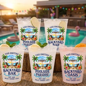 Peut inclure: Cinq gobelets en plastique transparent avec un motif de plage tropicale, palmiers, chaises longues et parasol. Le texte indique THE SMITHS, POOLSIDE PARADISE ou BACKYARD BAR ou BACKYARD OASIS, EST. 2026, et RELAX UNWIND CHILL. Chaque verre contient de la glace.