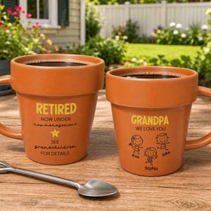 Tazza personalizzata per la pensione, Tazza personalizzata "Bambino in pensione sotto nuova gestione", Tazza divertente con vaso di fiori per la pensione, Regalo per colleghi, Tazza da caffè personalizzata