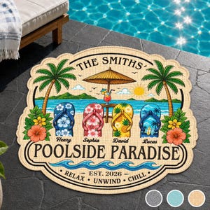 Può includere: Uno zerbino rotondo beige con una scena di spiaggia tropicale, due palme, un sole e un cocktail sotto un ombrellone. Quattro infradito mostrano i nomi Henry, Sophia, David e Lucas. Il testo recita THE SMITHS, POOLSIDE PARADISE e EST. 2026.