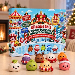 Op de afbeelding: Een rechthoekige adventskalenderdoos met de titel Elizabeth's 24-Day Dumpling Advent Calendar met een blauwe winterscène met een carrousel en reuzenrad. Tien kleine, kleurrijke, ronde, knoedelvormige squishy speeltjes met gezichtjes staan ervoor.