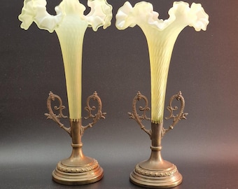 Rare paire de vases trompettes en verre d'uranium 28,5 cm - Boho art nouveau c.1900 - Verre vaseline satiné, motif optique