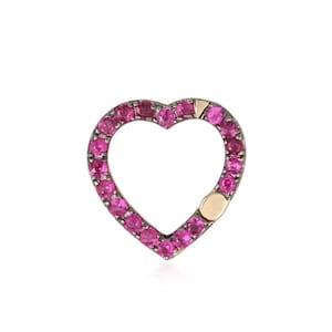Pode incluir: Um berloque em forma de coração com fecho dourado. O berloque é incrustado com pequenas pedras preciosas rosas redondas. O metal que envolve as pedras preciosas é de cor cinza escuro. O fecho é de cor dourada.