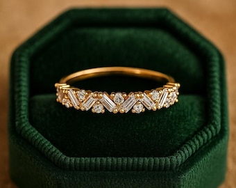 Anello nuziale con baguette e moissanite rotonda • Anello impilabile in oro Chevron • Anello anniversario Art Déco minimalista