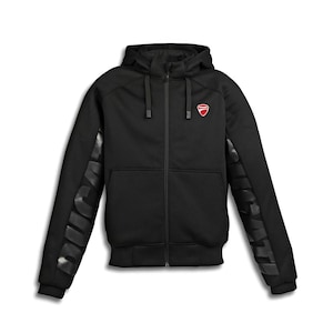 Puede incluir: Sudadera negra con cremallera, capucha y el logotipo de Ducati en el pecho. Las mangas presentan la palabra "Ducati" en un patrón texturizado y repetido. La chaqueta tiene una cremallera completa y dos bolsillos delanteros.