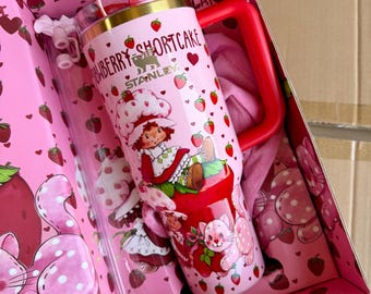 Vaso térmico personalizado StanleyxStrawberry Shortcake de 40 oz, grabado con láser.