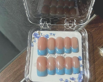 Blaue French Tip Medium - Quadratische Press-Ons – glänzende Sommernägel