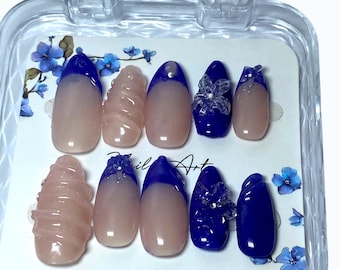 3D Blumen Press-On Nägel: Marineblaue French Tip, mittlere Mandel