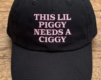 Questo piccolo maialino ha bisogno di un cappello da sigaretta, cappello divertente da papà fumatore, cappello con meme ironico, regalo umoristico sul fumo, cappello squilibrato della generazione Z, cappello rosa ricamato