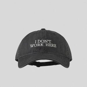 Puede incluir: Gorra de béisbol negra con la frase bordada en blanco "I DON'T WORK HERE". La gorra tiene una visera curva y una correa ajustable. Un accesorio casual.