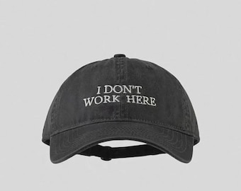 Czapka sztruksowa z haftem „Nie pracuję tutaj” – zabawna czapka z sarkazmem, minimalistyczny styl uliczny unisex