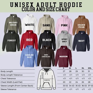 Pu&ograve; includere: Una tabella dei colori e delle taglie per una felpa con cappuccio unisex per adulti che mostra tredici felpe in vari colori, tra cui verde militare, bianco, sabbia, rosa, color pecan dorato, bosco, rosso, nero, grigio sport, blu navy, blu.