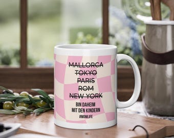 Mama Tasse lustig | Bin daheim bei den Kindern | Retro Mom Mug | Geschenk Mama | Rosa Schachbrett Tasse | Retro Vibes