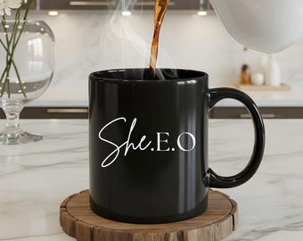 SHE.E.O Tasse schwarz minimalistisch | Boss Mom Mug Geschenk Mama Business Frau | CEO Mom Coffee Cup black