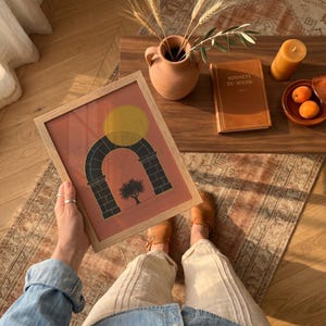 A4 Rahmen Mockup PSD, Boho Wohnzimmer, flach liegender Couchtisch, vertikales Smart Objekt