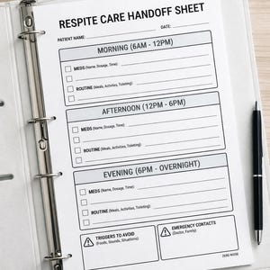 Op de afbeelding: Een witte map met een "Respite Care Handoff Sheet". Het blad bevat secties voor patiëntinformatie, medicatie en routinegegevens, met gebieden voor ochtend-, middag- en avondinvoer. Een zwarte pen ligt rechts.