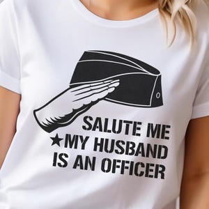 Groet me omdat ik afhankelijk ben T-shirt | T-shirt militaire echtgenoot