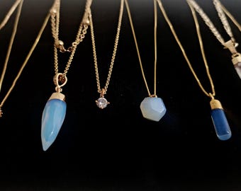 Colección de collares de ópalo: colgantes de piedras preciosas, cadenas de oro.