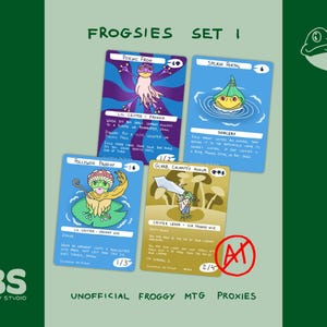Puede incluir: Un conjunto de cuatro cartas coleccionables ilustradas con personajes de ranas. Las cartas presentan colores vibrantes, incluyendo azul, morado y dorado, con texto y diseños únicos. El texto "FROGSIES SET I" y "UNOFFICIAL FROGGY MTG PROXIES" es visible.