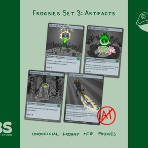 Pode incluir: Um conjunto de quatro cartas colecionáveis ilustradas intituladas Frogsies Set 3: Artifacts, apresentando sapos em estilo cartoon. As cartas são Helm of the Gods, Resurrection Orb, Whispersilk Cloak e Deathrender com texto.