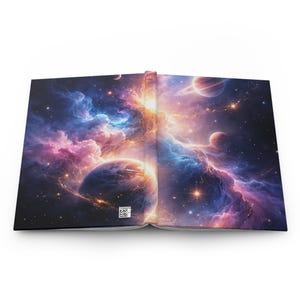 Op de afbeelding: Open notitieboek met een opvallend galaxy-ontwerp. De omslag toont planeten, nevels en sterren in tinten blauw, paars, oranje en geel. Het notitieboek is open en toont de binnenpagina's.