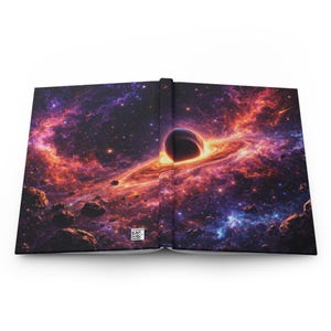 Op de afbeelding: Hardcover notitieboek met een levendig kosmisch ontwerp. De omslag toont een zwart gat omringd door wervelende nevels in tinten oranje, paars en blauw. De rug van het notitieboek is zwart en een kleine barcode is zichtbaar aan de onderkant.
