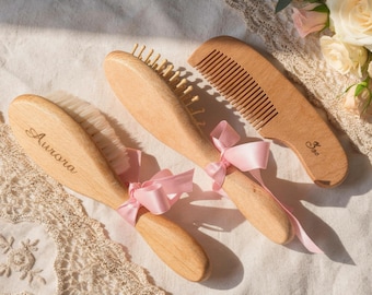 Individuell gestalteter Holzkamm, Wollbürste, Kissenbürste – Sanftes Geschenk zur Babyhaarpflege, Geschenk für Mädchen, Geschenk zur Schwangerschaft, Geschenk zur Babyparty