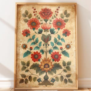 Puede incluir: Una pieza de arte mural rectangular enmarcada que presenta una ilustración floral simétrica sobre un fondo color pergamino. El diseño muestra flores rojas, naranjas y amarillas con hojas y tallos verdes dispuestos en un patrón vertical ramificado.