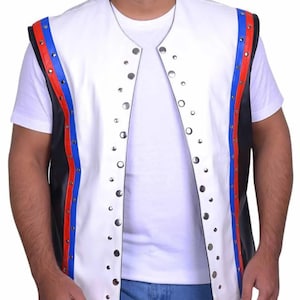 Puede incluir: Un chaleco blanco con una franja negra y roja en los laterales. El chaleco tiene tachuelas plateadas en la parte delantera y en los laterales. El chaleco se lleva sobre una camiseta blanca y unos vaqueros azules. Es un artículo de moda.