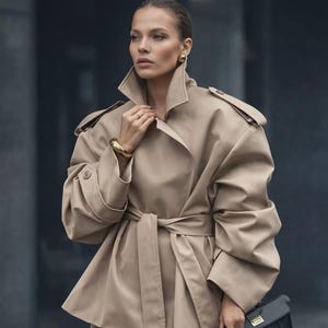 Trenchcoat med bälte och v-ringning – Kort lätt vindjacka, gatustil