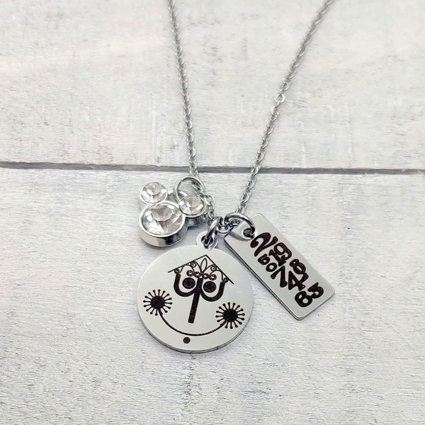 Collar con dije minimalista inspirado en la atracción "It's A Small World After All" de Disney. Números de reloj. Opción de personalización con nombre.