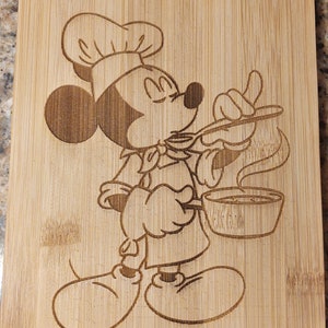 Mickey Mouse Chef Verkostung Kochen inspiriert Käse schneiden Holzbrett Küche Dekor graviert Kunst Geschenk, Koch Geschenk, Housewarming Bild 1