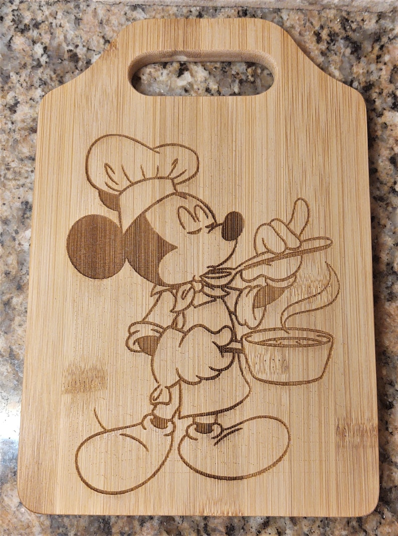 Mickey Mouse Chef Verkostung Kochen inspiriert Käse schneiden Holzbrett Küche Dekor graviert Kunst Geschenk, Koch Geschenk, Housewarming Bild 1