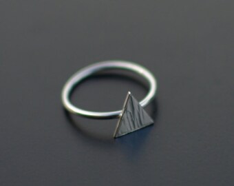 Bague en argent sterling, bague triangulaire, texturée, bague montagne, moderne, contemporain, minimal