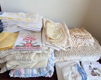 Lote de lino vintage: servilletas bordadas, manteles de chenilla, tapetes de encaje antiguos.