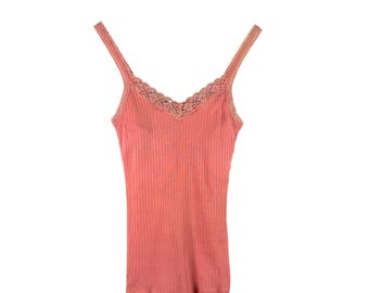 Hollister Girls – różowy, prążkowany top z koronką i półbiustostanem