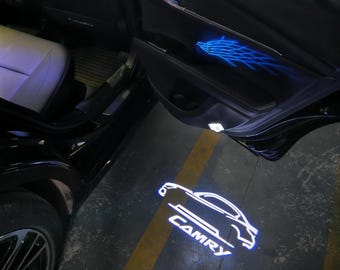 Nieuwe en oude Camry-deurwelkomstverlichting, led-projectieverlichting deurlogo, logoprojectorverlichting – Ultra HD, niet vervagen, 3 jaar garantie, set van 2