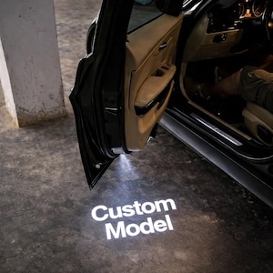 Könnte beinhalten: Rustikales Holzschild mit dem Text "Welcome to our home" in handschriftlichem Stil. Das Schild hat eine Used-Optik und ein schlichtes, einladendes Design, ideal für eine Veranda oder einen Eingangsbereich.