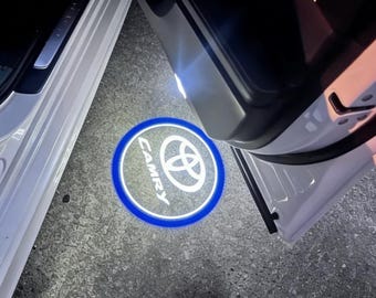 Nieuwe en oude Camry-deurwelkomstverlichting, led-projectieverlichting deurlogo, logoprojectorverlichting – Ultra HD, niet vervagen, 3 jaar garantie, set van 2
