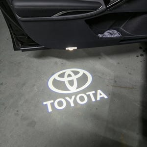 Luces LED de proyección del logotipo de Toyota para puertas – Ultra HD, sin decoloración, 3 años de garantía (2 unidades)