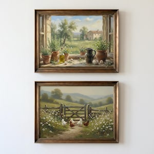 以下が含まれることがあります： 2つの額入り風景画。上の絵は、鉢植えのハーブ、オイルボトル、水差しのある窓からの眺めを描いています。下の絵は、木の門の近くにいる鶏と、丘につながる小道を描いています。