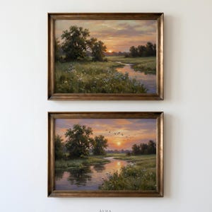 Pode incluir: Duas pinturas de paisagem emolduradas apresentando um rio sinuoso através de um prado gramado ao pôr do sol. As cenas retratam árvores, flores silvestres e um céu dourado, tudo dentro de molduras em tom de bronze escuro.