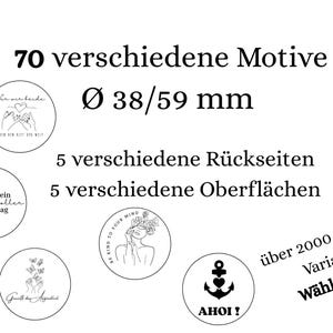 Könnte beinhalten: Eine weiße Keramik-Tasse mit schwarzem Henkel und dem Text "But First, Coffee" in fetter, schwarzer Schrift. Die Tasse ist mit einer dunklen Flüssigkeit gefüllt, wahrscheinlich Kaffee, und steht auf einer hellen Oberfläche.