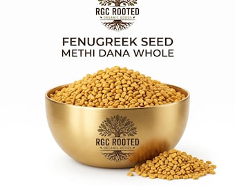 Puede incluir: Un cuenco de metal dorado lleno de pequeñas semillas de fenogreco enteras de color marrón claro, con un pequeño montón de semillas delante. El cuenco presenta el logotipo del árbol RGC ROOTED ORGANIC GOODS. El texto superior dice FENUGREEK SEED METHI DANA WHOLE.