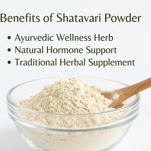 Może przedstawiać: Przezroczysta szklana miska wypełniona beżowym proszkiem Shatavari, z drewnianą łyżką w środku. Tekst "Benefits of Shatavari Powder" i wypunktowania wymieniające jego zalety znajdują się u g&oacute;ry obrazu.