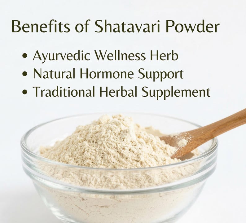 Może przedstawiać: Przezroczysta szklana miska wypełniona beżowym proszkiem Shatavari, z drewnianą łyżką w środku. Tekst "Benefits of Shatavari Powder" i wypunktowania wymieniające jego zalety znajdują się u g&oacute;ry obrazu.